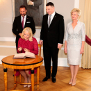 Kronprinsesse Mette-Marit signerer gjesteboken. Foto: Lise Åserud / NTB scanpix